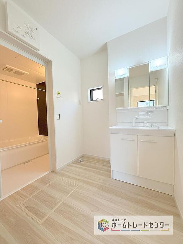 【【洗面台・洗面所】】合わせ鏡が可能な3面鏡です。朝の忙しい時間でもの身だしなみのチェックもここだけで完結できます。もちろん鏡の後ろは充分な収納力を持った収納となっており、視界に入る部分はスッキリと片付きます。