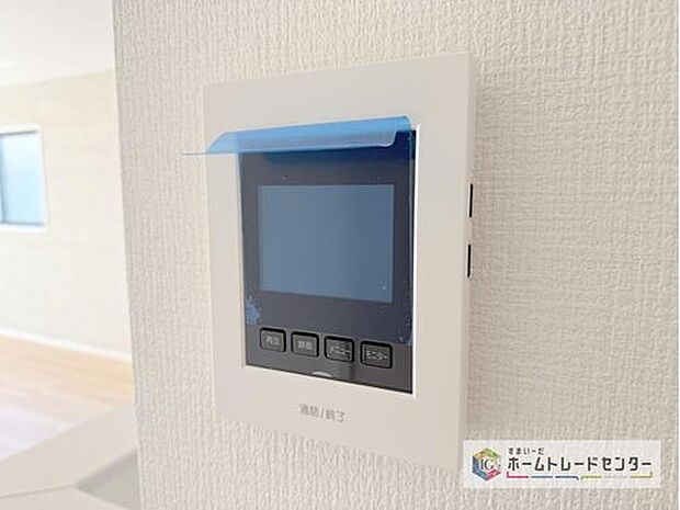 【【TVモニター付きインターホン】】録画機能もあり、どのような人が何時に来訪されたのかが分かります。防犯上はもちろん、お届け物などの把握にも便利です。ライトが付いているので、夜間でも安心です。