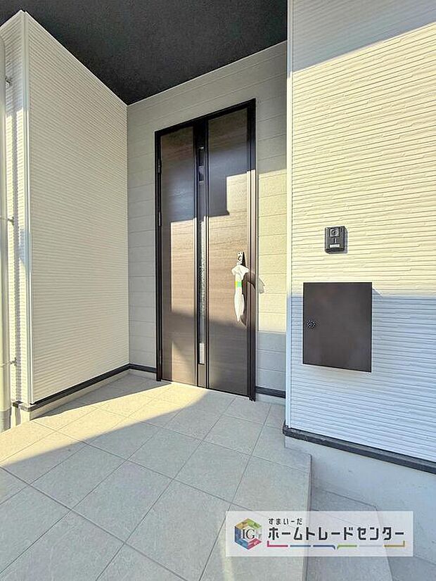 【玄関】駐車場横のアプローチを上がると、木目調の高級感のある玄関ドアがございます。玄関を開けると広々とした空間と収納も目の前に!玄関が広い家は入った瞬間から気持ちが良いです。ぜひご自身で確かめて見て下さい。