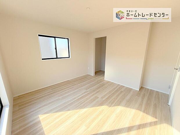 【リビング以外の居室】主寝室は8.8帖、お子様がまだ小さいご家庭なら2階のお部屋はここだけでいいかもしれません、もちろんウォークインクローゼットがついておりますので、荷物に悩まされることなく、好きに家具の配置ができます