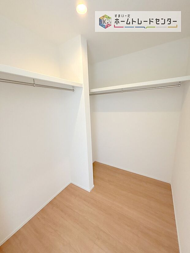 【収納】大容量のウォークインクローゼットです。どなた様でも収納に頭を悩ませたことがあるかと思います。ウォークインクローゼットがございますと一気に解決いたしますし、お部屋を最大限の空間ですっきりお使い頂けます。