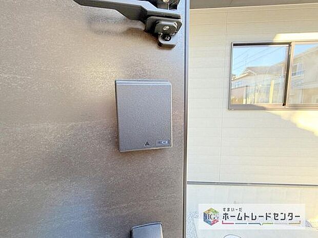 【【スマートキー】】たくさんお買い物をした時や、お子様を抱っこしながらでも簡単に開けられるのが便利。急いでいる時でも鍵を取り出さずに済みます。
