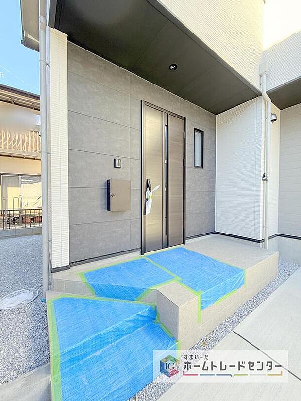 【玄関】駐車場横のアプローチを上がると、木目調の高級感のある玄関ドアがございます。玄関を開けると広々とした空間と収納も目の前に！玄関が広い家は入った瞬間から気持ちが良いです。ぜひご自身で確かめて見て下さい。