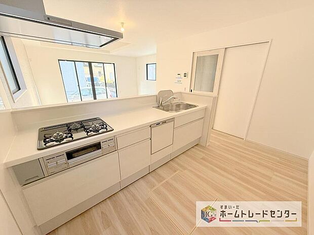 【キッチン】キッチンも明るく使っていただくために、上部の吊戸棚をあえてなくしました。収納機能としてはあまり使い勝手が良くないとのお声もあり、それであれば視界も良くなる開放スタイルへと変更したところ大正解でした。