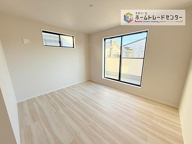 【リビング以外の居室】2面採光の洋室です。窓からの眺望もよくなり視界が広いので、部屋にいても飽きません、そしてもちろん大切なのは明るさと風通し、明るい日差しと心地よい風で自分のお部屋でくつろげる贅沢をご提供します。