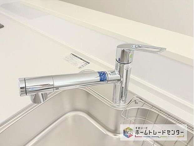 【【浄水器】】浄水カートリッジ内蔵で場所を取らずに見た目もスッキリ。ノズルはシャワーヘッドになっておりお掃除も楽々です。