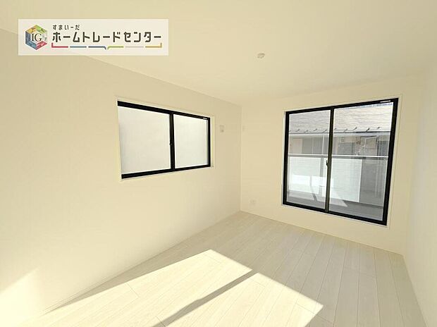 【リビング以外の居室】日当りの良さは写真でも充分に伝わるかと思いますが、開放感のある周囲にめぐまれたおかげで、風通しもとても良くなっております。ぜひ現地を見ていただき体感していただきたいポイントです。