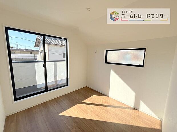 【リビング以外の居室】日当りの良さは写真でも充分に伝わるかと思いますが、開放感のある周囲にめぐまれたおかげで、風通しもとても良くなっております。ぜひ現地を見ていただき体感していただきたいポイントです。