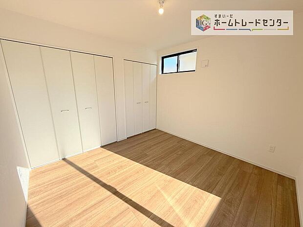 【リビング以外の居室】収納を完備している居室です。収納が豊富な住宅は居室空間がしっかりと使えるので暮らしやすさが断然に上がります。荷物を気にすることなく家具の配置をお好み通りにできるのも大きな魅力です。