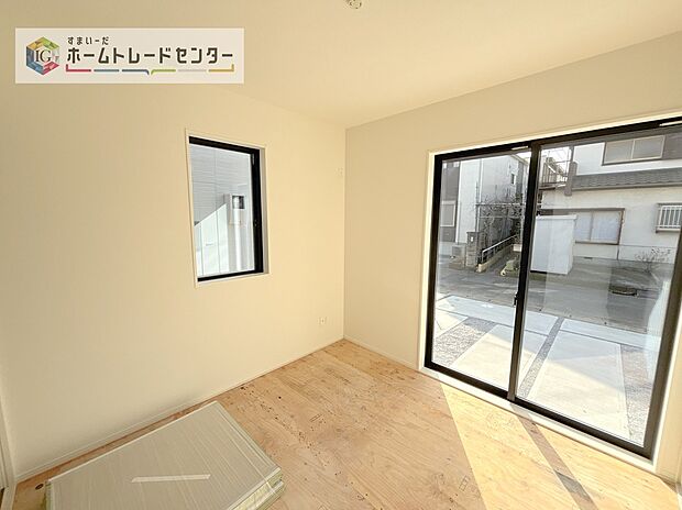 【和室】畳はこれから入れますが、収納もついたしっかりとした和室となります。最近では和室の無い物件も増えてまいりましたが、やっぱり畳の匂いは落ち着きます。日当たりの良い和室でのんびりお昼目でもどうでしょう