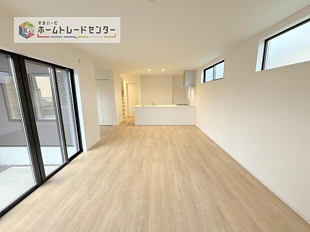 【リビング】縦長で奥行きのあるリビングは、家具の配置がしやすく使い勝手が非常に良いです。特にソファを配置した時にその便利さがお分かりいただけると思います。ゆったりとくつろげる場所でなくてはならないと考えています。