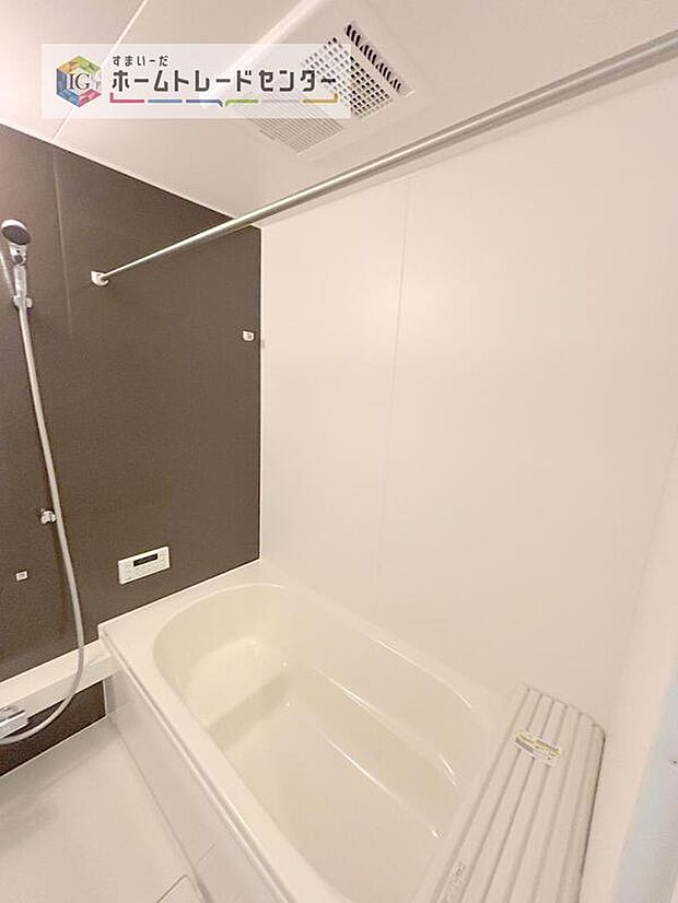 【【浴室】】一坪タイプのユニットバスは、足をしっかりと延ばして一日の疲れを癒すことが可能です。浴室暖房乾燥機も完備しておりますので、カビの心配が無いのはもちろん、雨の日のお洗濯物はお風呂で乾かせます。