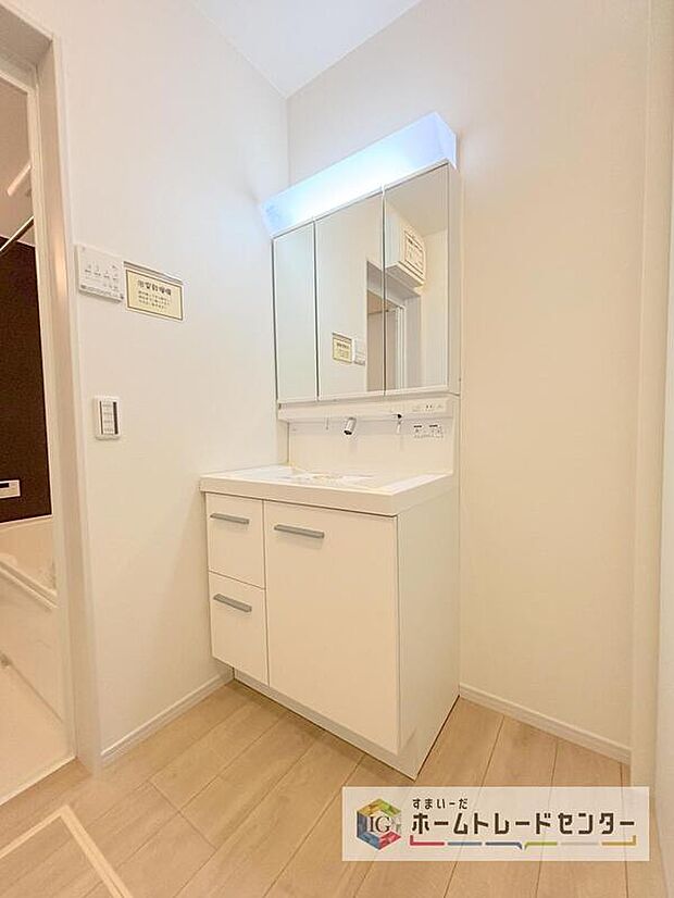 【【洗面所】】合わせ鏡が可能な3面鏡です。朝の忙しい時間でもの身だしなみのチェックもここだけで完結できます。もちろん鏡の後ろは充分な収納力を持った収納となっており、視界に入る部分はスッキリと片付きます。