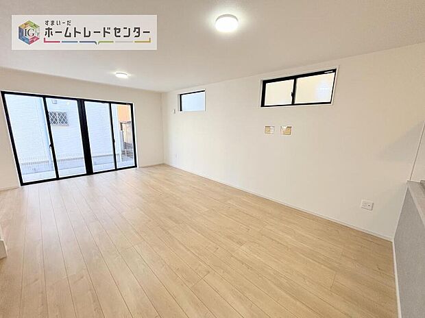 【リビング】リビングにはこだわって開口部を可能な限り多く設けました。日当たり、風通しを良くするのはもちろんですが、やはり人が集まる場所ですので、開放感が必要な場所だと思います。広々としたリビングをお楽しみください