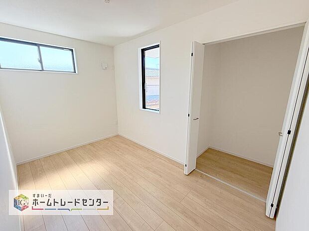 【リビング以外の居室】2面採光の洋室です。窓からの眺望もよくなり視界が広いので、部屋にいても飽きません、そしてもちろん大切なのは明るさと風通し、明るい日差しと心地よい風で自分のお部屋でくつろげる贅沢をご提供します。