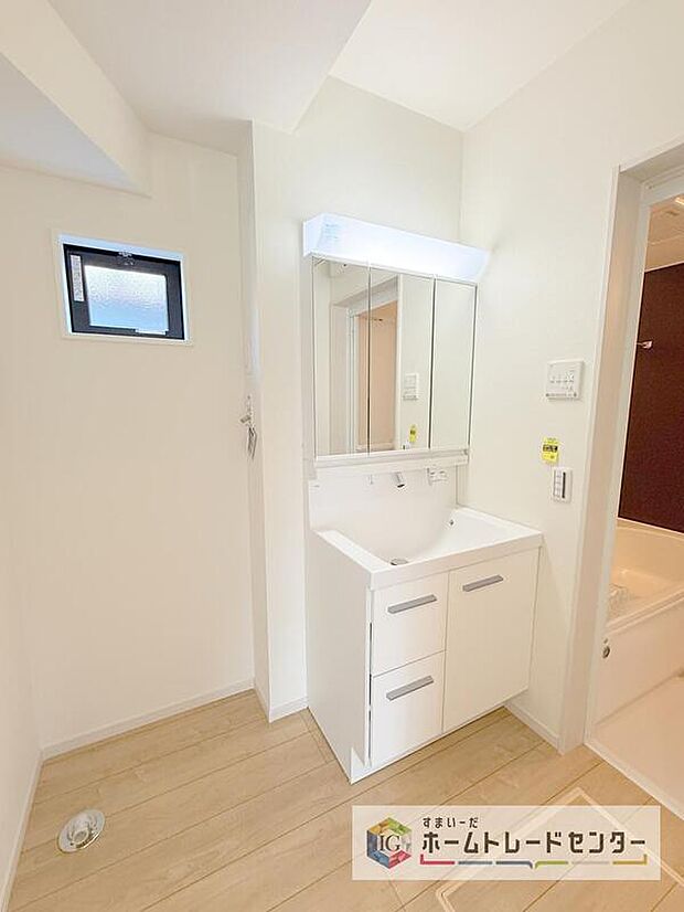 【【洗面台・洗面所】】合わせ鏡が可能な3面鏡です。朝の忙しい時間でもの身だしなみのチェックもここだけで完結できます。もちろん鏡の後ろは充分な収納力を持った収納となっており、視界に入る部分はスッキリと片付きます。