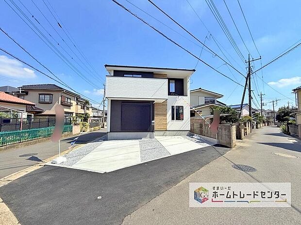 【現地外観写真】カースペースが2台分ございますので、家族分の自転車を駐輪したり、急な来客用の駐車スペースとしてもお使いいただけます。