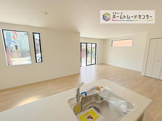 【キッチン】キッチンからリビングの視界です。家事をしていてもしっかりご家族とコミュニケーションをお取りいただけます。お片付けの当番になった方もこれでしっかりと話題の中に入っていけます。