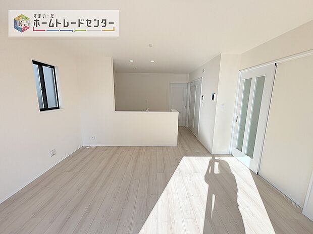 【リビング】縦長で奥行きのあるリビングは、家具の配置がしやすく使い勝手が非常に良いです。特にソファを配置した時にその便利さがお分かりいただけると思います。ゆったりと、くつろげる場所でなくてはならないと考えています