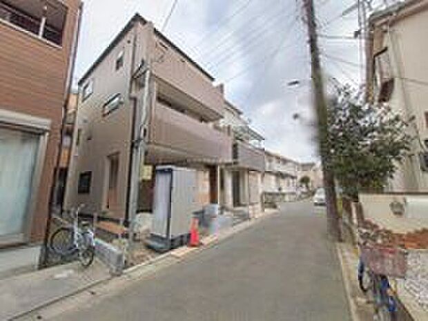 【前面道路含む現地写真】資料請求やご見学は即日対応可能♪陽当りや通風など住みやすさの工夫が満載。資料に載っていない街並みや周辺環境は、ぜひ現地で実際にお確かめください。