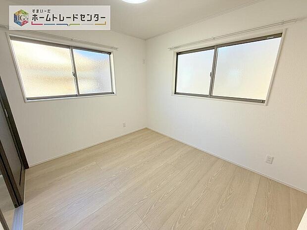 【リビング以外の居室】2面採光の洋室です。窓からの眺望もよくなり視界が広いので、部屋にいても飽きません、そしてもちろん大切なのは明るさと風通し、明るい日差しと心地よい風で自分のお部屋でくつろげる贅沢をご提供します。