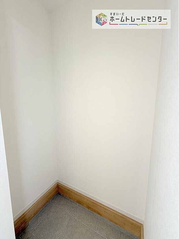 【【シューズインクローク】】ロングブーツやトレッキング靴もすっぽり収まる玄関収納。靴はもちろんベビーカーやお子さんの遊び道具なども置いていただけます。