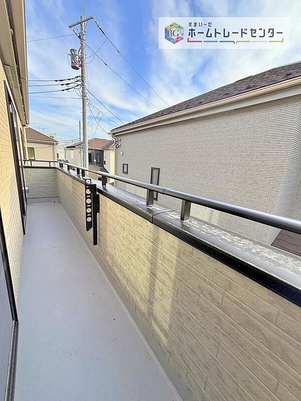 【バルコニー】南面に面したバルコニーはもちろん日当たり良好です。お洗濯物を干していただく際にも楽にできるように奥行きを広くお取りいたしました。明るく、暖かなゆとりあるスペースで快適に家事を行っていただけます。