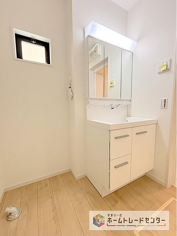 【【洗面台・洗面所】】合わせ鏡が可能な3面鏡です。朝の忙しい時間でもの身だしなみのチェックもここだけで完結できます。もちろん鏡の後ろは充分な収納力を持った収納となっており、視界に入る部分はスッキリと片付きます。