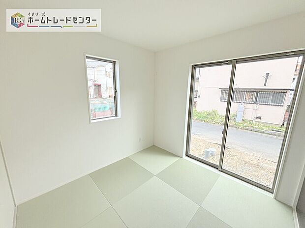 【和室】畳でくつろげる和の落ち着きと、洋室の使いやすさを兼ね備えた和洋室。客間やお昼寝スペース、子どもの遊び場など多用途に使えて、暮らしの幅が広がります。
