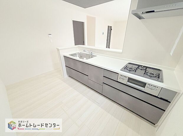 【キッチン】人気の対面式キッチン☆お食事の準備をしながらでもご家族とのコミュニケーションを楽しめます♪スライドタイプの収納を採用してますので、奥までしっかりと収納空間を利用できます。取り出しも簡単に♪
