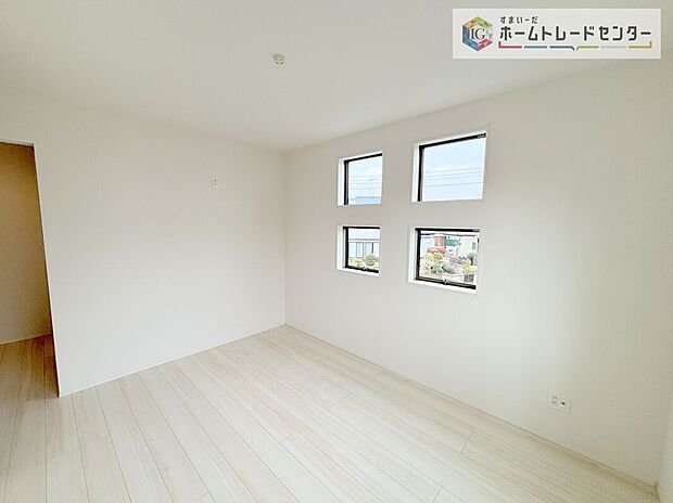 【洋室】日当りの良さは写真でも充分に伝わるかと思いますが、開放感のある周囲にめぐまれたおかげで、風通しもとても良くなっております。ぜひ現地を見ていただき体感していただきたいポイントです。
