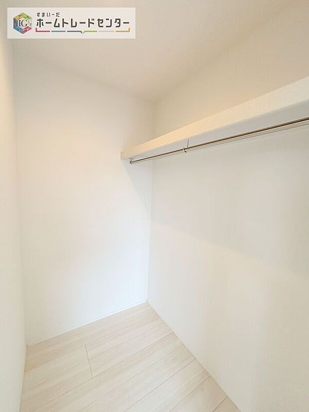 【ウォークインクローゼット】分かりにくくてすみません、ウォークインクローゼットです。各部屋に収納があるのはもちろんですが、同規模の収納をこの物件では2つ設けました。居室はスッキリとなり、空間を最大限有効利用していただけます。
