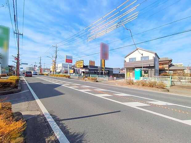 【前面道路含む現地写真】土日のご予約はもちろん、平日やお仕事のお時間に合わせてのご案内も実施しています。まずはお客様のご都合をお伺いさせて頂き、それに合う形で物件のご紹介をさせていただきます。お気軽にお問い合わせください。