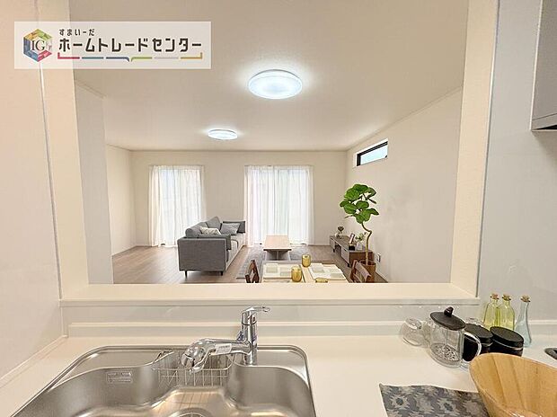 【キッチン】キッチンからリビングの視界です。家事をしていてもしっかりご家族とコミュニケーションをお取りいただけます。お片付けの当番になった方もこれでしっかりと話題の中に入っていけます。