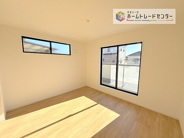 【洋室】日当りの良さは写真でも充分に伝わるかと思いますが、開放感のある周囲にめぐまれたおかげで、風通しもとても良くなっております。ぜひ現地を見ていただき体感していただきたいポイントです。