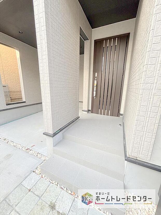 【玄関】駐車場横のアプローチを上がると、木目調の高級感のある玄関ドアがございます。玄関を開けると広々とした空間と収納も目の前に！玄関が広い家は入った瞬間から気持ちが良いです。ぜひご自身で確かめて見て下さい。