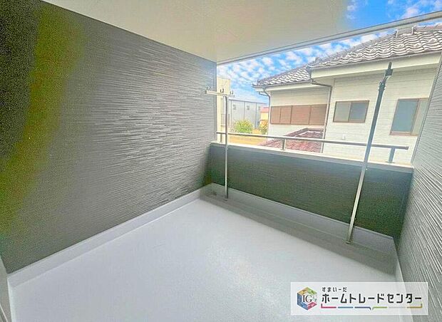 【バルコニー】廊下から直接バルコニーへ出ることができます☆「洗濯物をもったまま階段を登って、お部屋を通って」というわずらわしさを減らしたうれしい造りですね♪