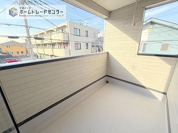 【バルコニー】お洗濯物を干したり、日光浴をしたり、色々なことにお使いいただくバルコニーは、外から見た際に建物の見た目にも大きな影響を与える要素の一つです。自慢の我が家としていただくために形にもこだわりました。