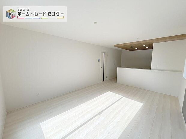 【リビング】対面キッチンの前にダイニングテーブルを置き、手前側がリビングスペースになるかと思います。広く奥行きがありますので、ダイニング、リビングの各スペースの役割をしっかり分けて確保していただけます。