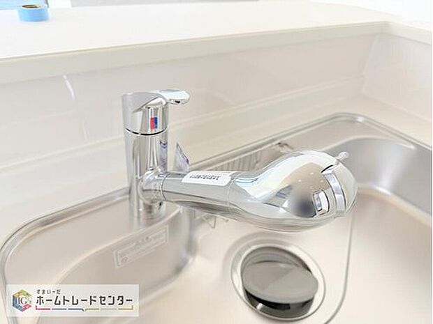 【【浄水器】】浄水カートリッジ内蔵で場所を取らずに見た目もスッキリ。ノズルはシャワーヘッドになっておりお掃除も楽々です。