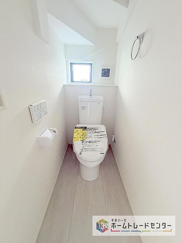 【【トイレ】】暖房機能の付いた便座は冬の寒い日にはあって良かったと本当に思います。もちろん快適で清潔なシャワー機能は標準で備えています。スペースも広くとっているので普段のお掃除もしやすいトイレスペースです。