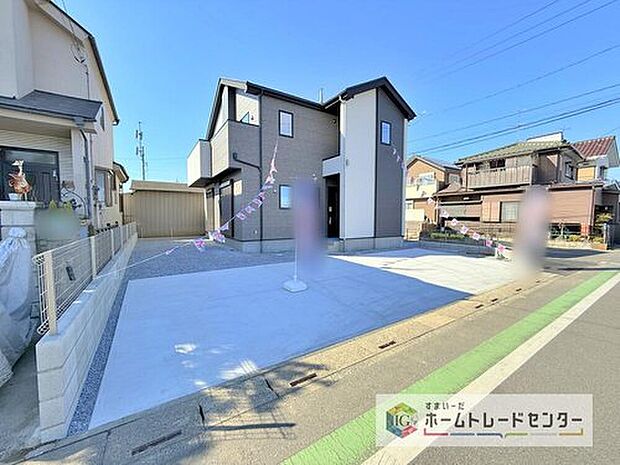 【【カースペース3台】】カースペースが3台分ございますので、家族分の自転車を駐輪したり、急な来客用の駐車スペースとしてもお使いいただけます。
