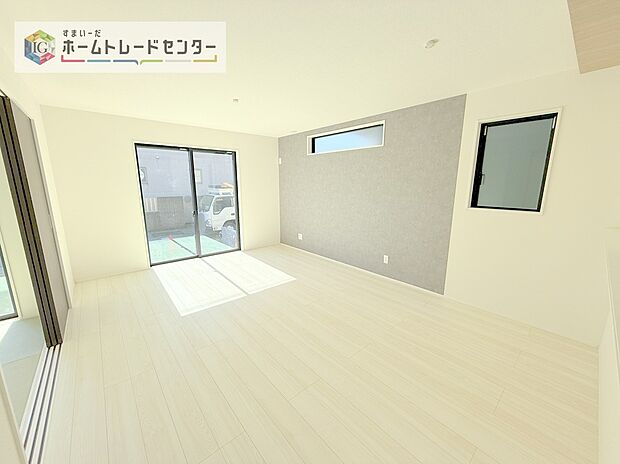 【リビング】リビングにはこだわって開口部を可能な限り多く設けました。日当たり、風通しを良くするのはもちろんですが、やはり人が集まる場所ですので、開放感が必要な場所だと思います。広々としたリビングをお楽しみください