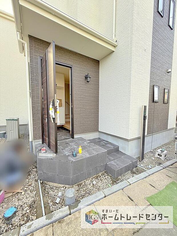 【玄関】駐車場横のアプローチを上がると、木目調の高級感のある玄関ドアがございます。玄関を開けると広々とした空間と収納も目の前に！玄関が広い家は入った瞬間から気持ちが良いです。ぜひご自身で確かめて見て下さい。