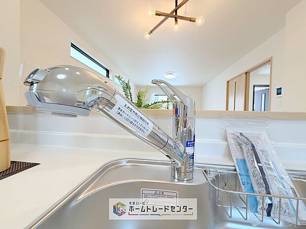 【【浄水器】】浄水カートリッジ内蔵で場所を取らずに見た目もスッキリ。ノズルはシャワーヘッドになっておりお掃除も楽々です。