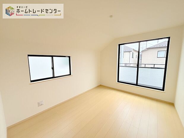 【洋室】日当りの良さは写真でも充分に伝わるかと思いますが、開放感のある周囲にめぐまれたおかげで、風通しもとても良くなっております。ぜひ現地を見ていただき体感していただきたいポイントです。