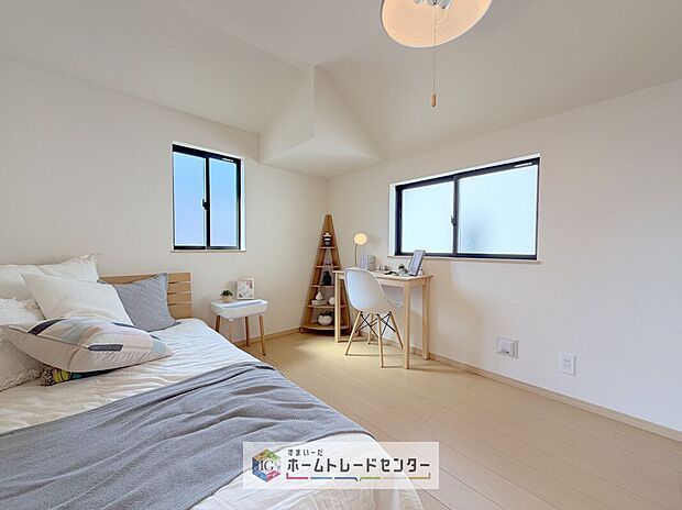 【洋室】全居室2面採光です。光を取り入れやすのはもちろんですが、建物全体の窓の数も増えておりますので、換気性能に優れた物件です。窓を開ければ家中を気持ちの良い風が通り抜けます。