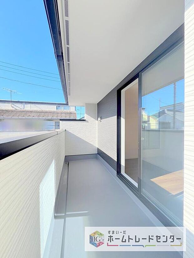 【バルコニー】お洗濯物を干したり、日光浴をしたり、色々なことにお使いいただくバルコニーは、外から見た際に建物の見た目にも大きな影響を与える要素の一つです。自慢の我が家としていただくために形にもこだわりました。