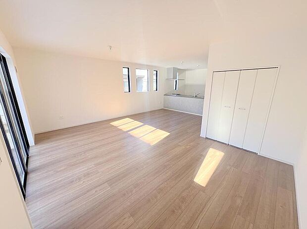 【リビング】LDKのリビングスペースです。広く奥行きのあるリビングの為、ダイニング、リビングの各スペースがしっかりと確保できます。お食事の後はこちらに移って皆様でおくつろぎください。