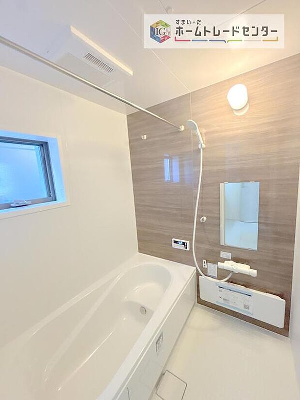 【【浴室】】一坪タイプのユニットバスは、足をしっかりと延ばして一日の疲れを癒すことが可能です。浴室暖房乾燥機も完備しておりますので、カビの心配が無いのはもちろん、雨の日のお洗濯物はお風呂で乾かせます。